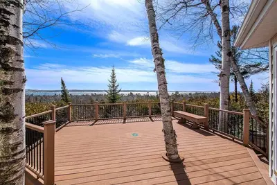 Image de This house is a 3 bedroom(s), 2 bathrooms, located in Harbor Springs, Mi.