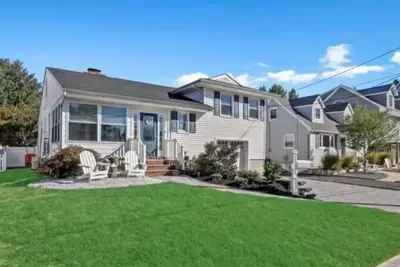 Image de Prin209 | \"Seacret Hideaway\" - Updated full home in north end location, private yard, 4 badges!