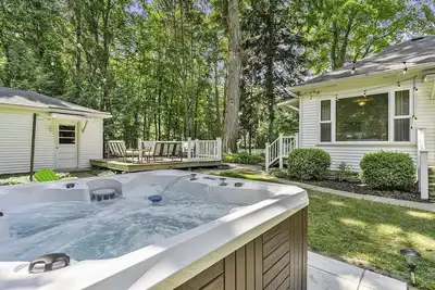 Image de Coastal Cottage: Private Hot Tub, Pet Friendly, Deck, Fire Pit, Lakeshore Drive