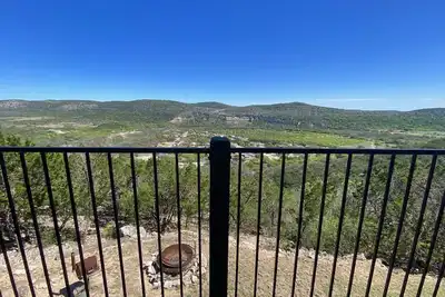 Image de Laid Back Luxury ~World Class Views! Stunning Interior, 2 View Decks, Concan.