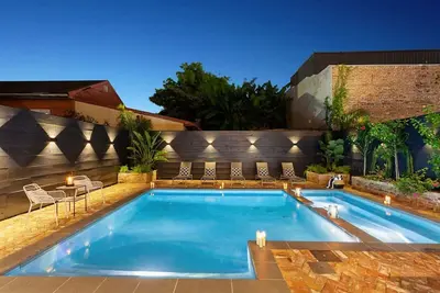 Image de New Stylish Renovation | Heated Pool & Hot Tub