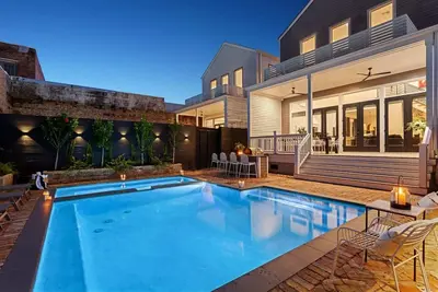 Image de New Stylish Renovation | Heated Pool & Hot Tub
