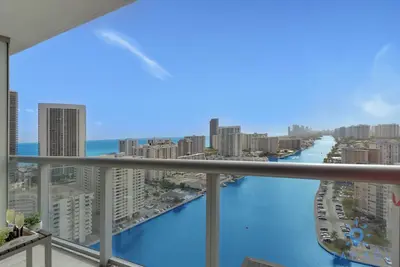 Image de Upper studio  w/Balcony + Pool | Near Beach