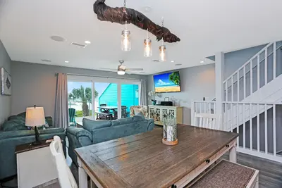 Image de Incredible beachfront townhome~ 2 Levels of Decks~ Gorgeous Interior ~ Sharla's