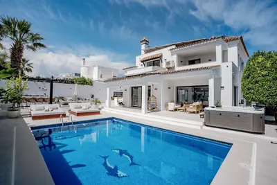 Image de Villa Florens - Renovated 6 Bed Villa in Nueva Andalucia!