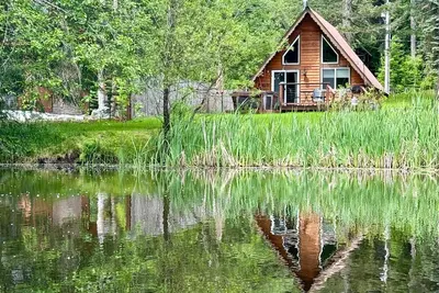 Image de Perch - Waterfront A-Frame 2br Cabin w/ Hot Tub and Stylish Design
