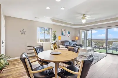 Image de 3br/3ba Condo with Scenic Screened-in Deck