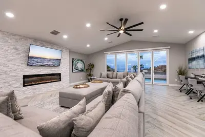 Image de Stunnig Lake View, Heated Pool, Single Story!