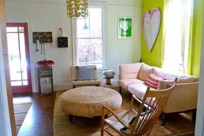 Image de Sunny family home with yard, decks.