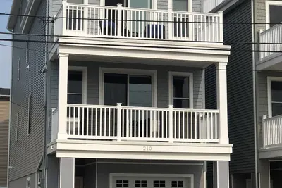 Image de Luxury Home 5 Br/4ba With Bbq, 8 Beach Badges, & Beach Locker!