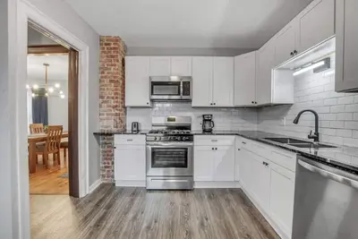 Image de Ideal & Exquisite Elmwood Village Victorian