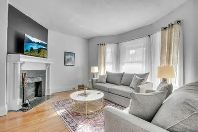 Image de Large Charming Victorian Oasis in Elmwood Village