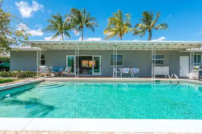 Image de Waterfront Blue Heron Beach House | Pool & Kayak!