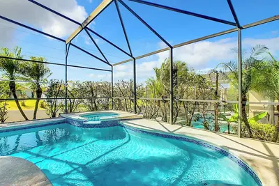 Image de Spacious 5br Home w/ Private Pool+Spa in Scenic Davenport Location