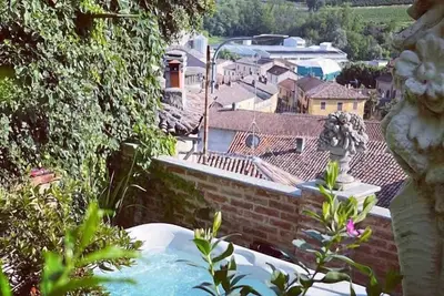 Image de \"Secret Garden with a View\" at Ai Leoni Ruggenti!