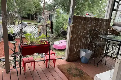 Image de Separate entrance -large porch-private room