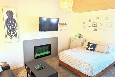 Image de Jetty Cozy Cottage-Rustic Nature Getaway for Two-Fire Pit-Block to Siletz Bay!