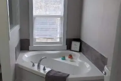 Image de Historic Signal Hill Escape. Hot tub/ocean view