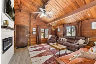 Image de Cozy Copper Cabin in the City - the whole place is yours!