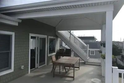 Image de Newly renovated Lbi 5 Br home with beautiful sunset views from upper rear deck.