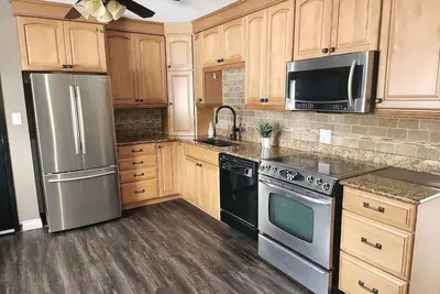 Image de Central Location- Modern Main level 3brd Home