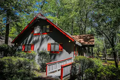 Image de Chalet #66- a rare gem steps from swimming pool.