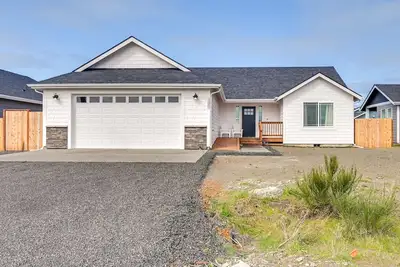 Image de Ocean Shores Home w/ Game Room - Walk to Beaches!