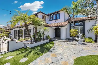 Image de Lux  - Amazing Huntington Beach City Home Walk 2 Beach And Close to Disney
