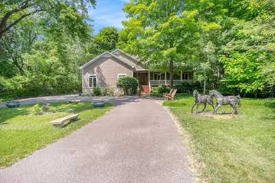 Image de Inviting home near lake with firepit, full kitchen, central Ac, & W/D