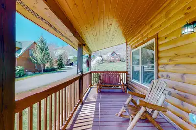 Image de Pristine mountain home with fireplace, gorgeous views, W/D, grill, & deck