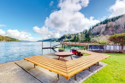 Waterside home with 4 bedrooms - outstanding access to Hood Canal & attractions