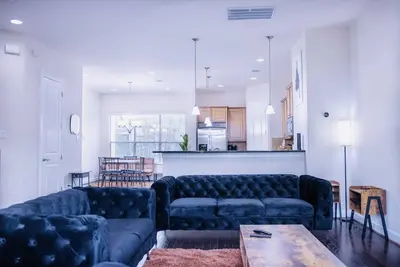Image de 3-Bedroom Modern TownHome With King Bed in Houston Downtown Area