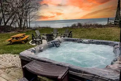 Image de Lake\/Beach Cabin! Hot Tub! Kayaks + Bikes! Slp 8!