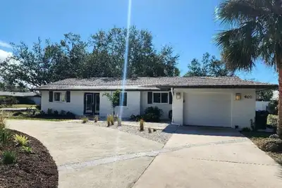 Image de Beautiful updated home - Walk to Beach
