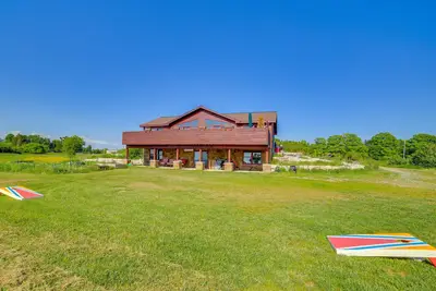 Image de Prairie-Style Home on Garden Bay w\/ Deck + Hot Tub