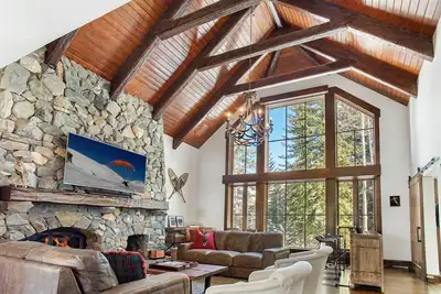 Image de Vail Luxury on Mountain Rental -Ski in/ Ski out sleeps up to 16 people.