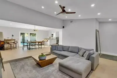 Image de Lovely home with heated Pool a mile from the beach