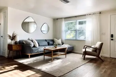 Image de Newly renovated cozy beach house.