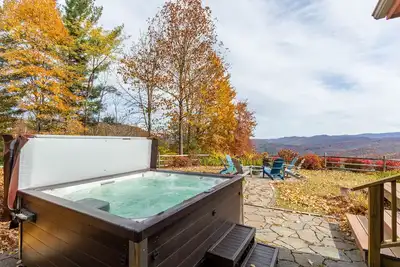 Image de Lookout Lodge - Pet Friendly, Views, Hot Tub, & Pool Table! Updated 1-Level Home Near Banner Elk!