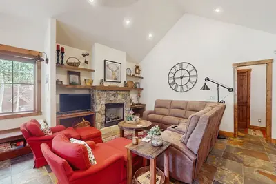 Image de Dog-friendly downtown cabin with mountain views, patio, fireplace, & streaming