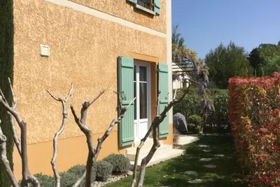 Image de petite bastide provençale dans résidence calme
