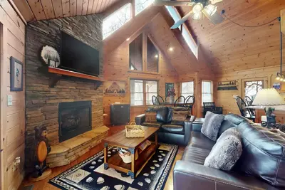 Image de Secluded cabin with decks, hot tub, game room, indoor & outdoor fireplaces