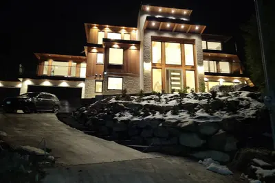 Image de West Van2+1 bdroom Walk ferry bus to Van 20 Minu to Cypre Ski free Parking\/Ev ch