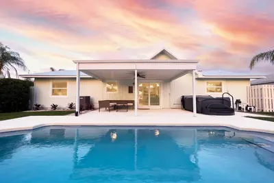Image de Coastal Gem: Pool, Hot Tub, King Bed, & More
