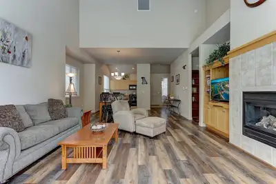 Image de Eagle Crest Resort Townhome, Pool Access, Nearby Golf, Pickleball, Tennis, Large patio, Fireplace