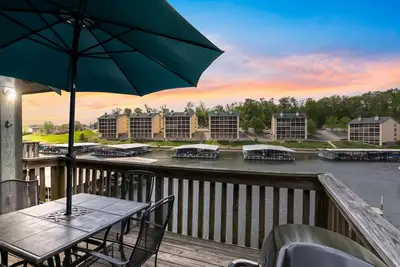 Image de Top Floor Fishing Loft- Waterfront & Indoor Pool!