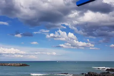 Image de Petit cocoon en rez de jardin arboré au bord de la mer à 5mn de la plage