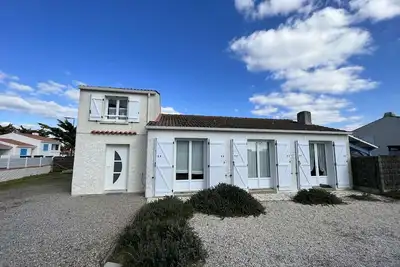 Image de Villa Indépendante à 50m de la Mer avec Jardin Clos et Wifi Gratuit, Idéal pour 8 Personnes