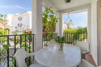 Image de Maison de vacances 'Casa en la playa con piscinas E' avec piscine partagée, Wi-Fi et climatisation