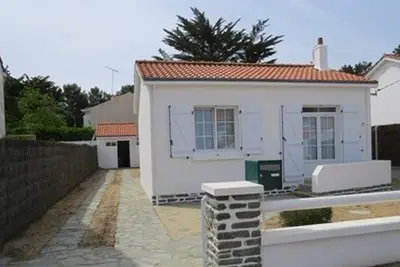 Image de Villa de plain pied à 300m de la plage, terrain clos, garage, 2 chambres, tout confort.